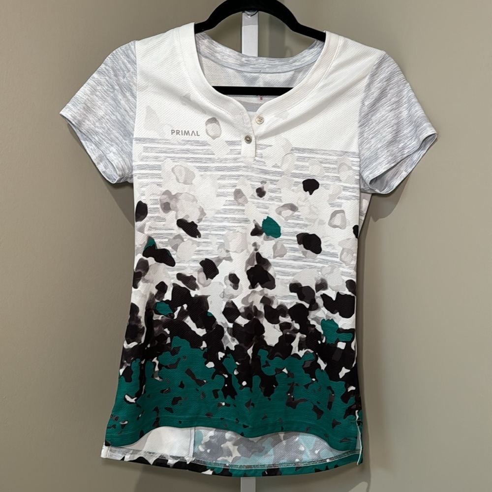 Women’s size small‎ Primal Wear Heather Skies four button henley